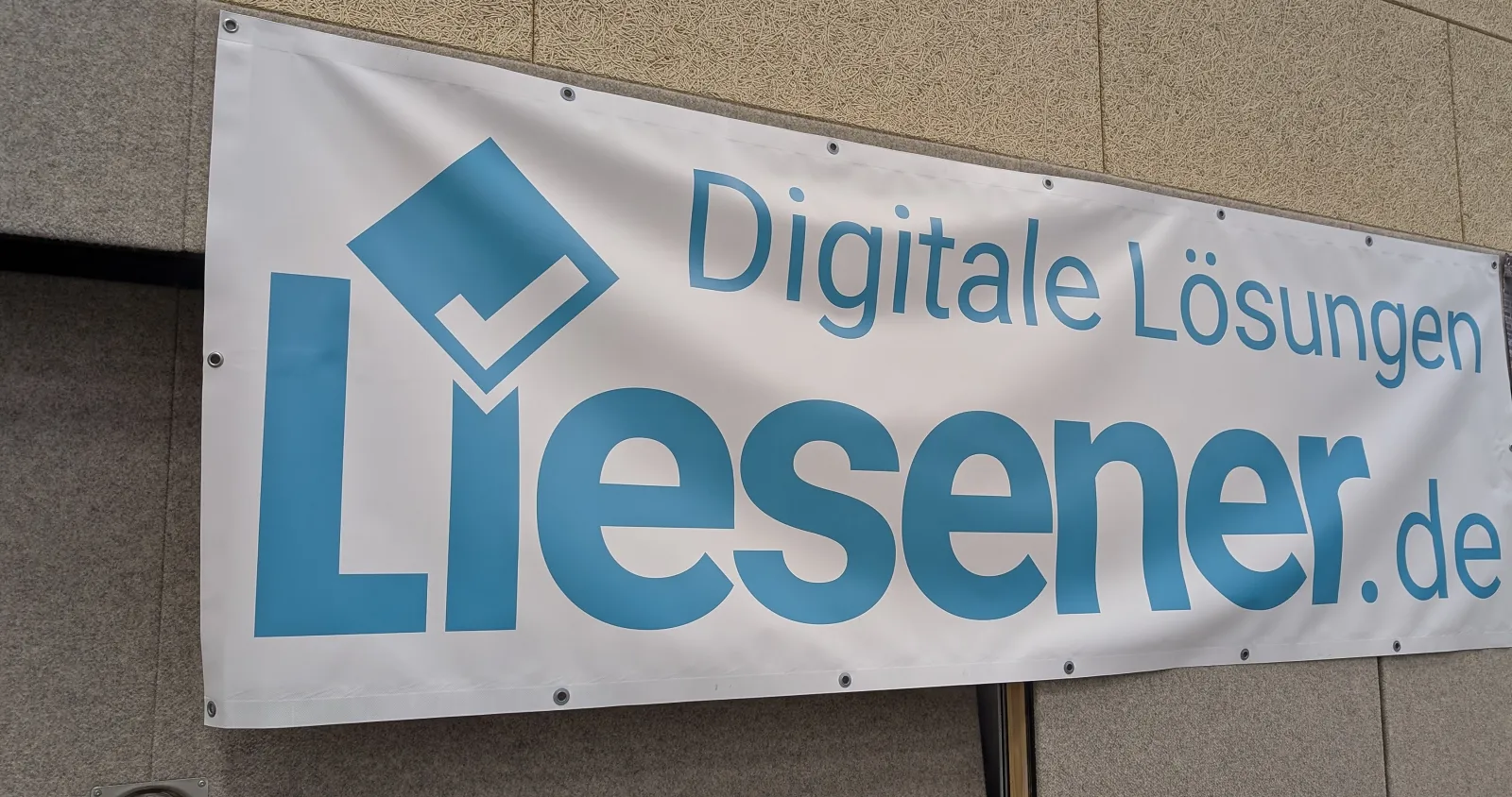 Hallenbanner „Digitale Lösungen Liesener.de“.